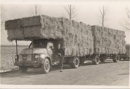De eerste vrachtauto met aanhanger